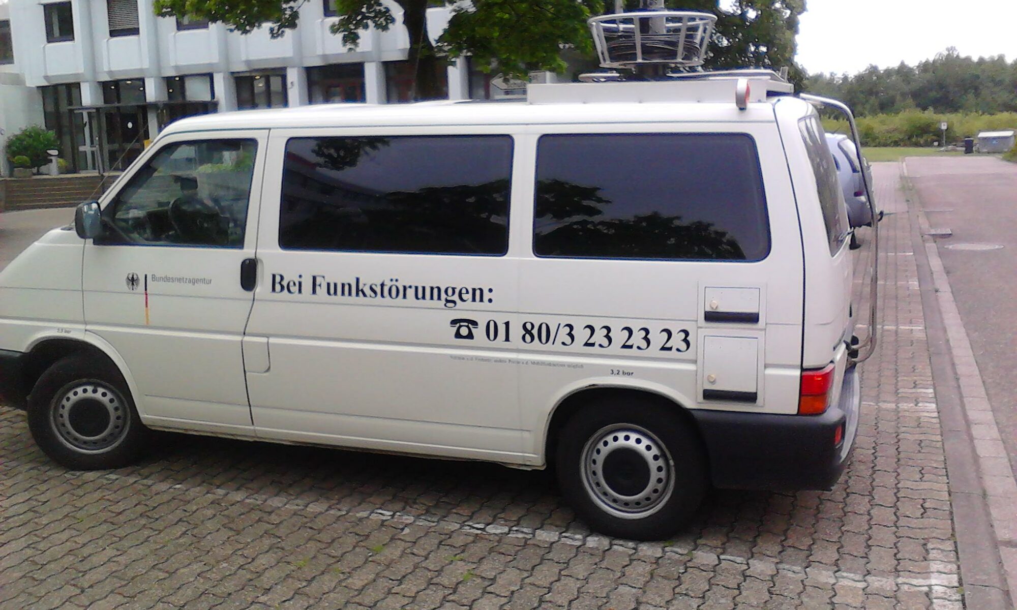 messwagen der Bundesnetzagentur vor der Zivildienstschule Karlsruhe am 9. Juni 2011